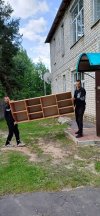 В свободное от учебы время студенты нашего техникума помогают ветеранам, семьям участников СВО, людям, попавшим в трудную жизненную ситуацию. А на этот раз помощь потребовалась детскому садику № 6 "Елочка" и ребята без сомнений отозвались. Необходимо было